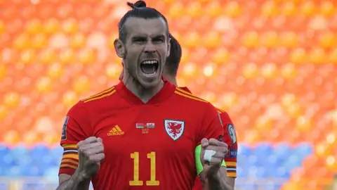 Gareth Bale: Guió a Gales ante Bielorrusia con triplete y gol de último minuto