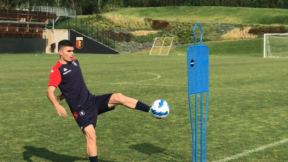 Johan Vásquez tuvo su primer entrenamiento con el Genoa