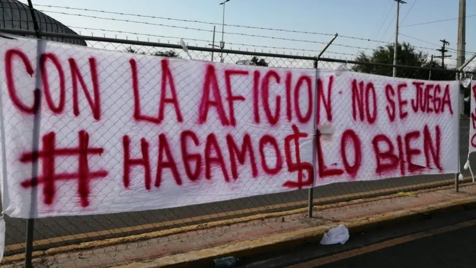 Rayados: Afición se manifestó con mantas en contra de Hugo González