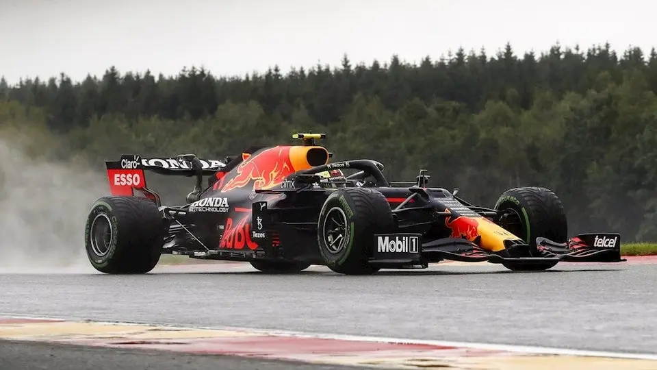 Checo Pérez terminó último en un atípico GP de Bélgica; Verstappen se llevó la victoria