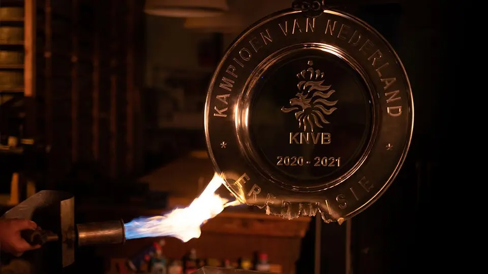 Ajax fundió su trofeo de Eredivisie y repartió estrellas de plata a abonados