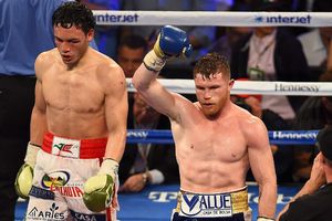 Julio César Chávez: 'Mis hijos no me hablan porque el Canelo subió al ring conmigo'