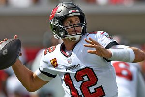 Tom Brady confía jugar contra los Eagles pese a mano de lanzar vendada