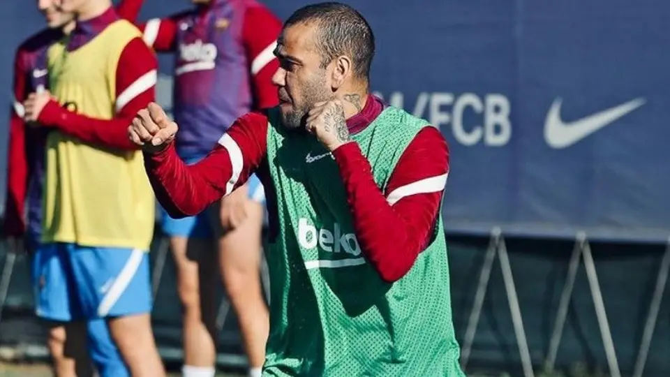 Dani Alves rindió tributo al Canelo Álvarez en entrenamiento del Barcelona