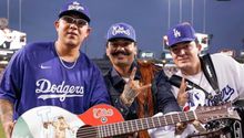 Julio Urías: Los Dos Carnales se presentaron en el Dodger Stadium para desear suerte al pitcher