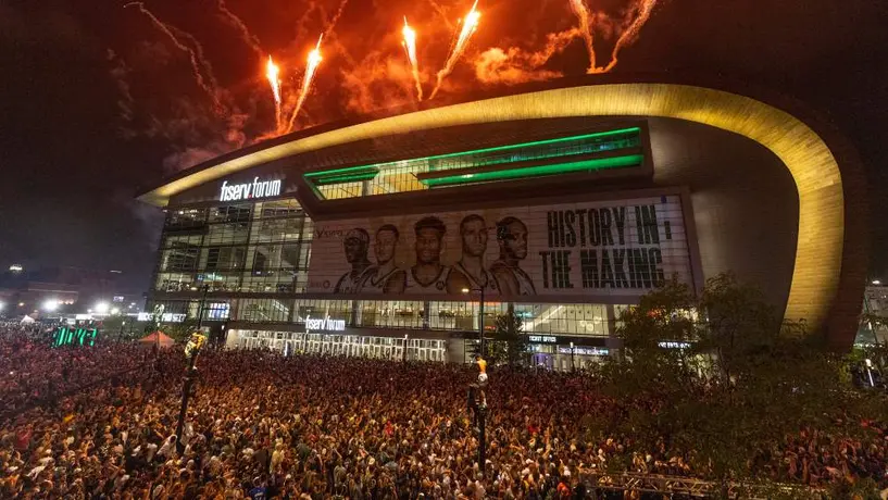 Video: Miles de aficionados de Bucks festejaron campeonato en calles de Milwaukee