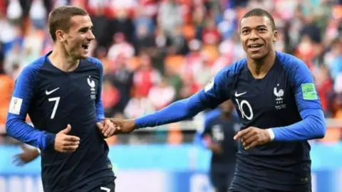Video: Griezmann ficha a Mbappé en Football Manager y gana el repóker con Newcastle