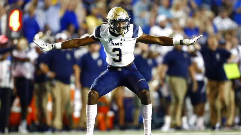 NFL: Pentágono autorizó a Cameron Kinley, graduado de la Naval, jugar con Buccaneers