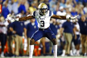 NFL: Pentágono autorizó a Cameron Kinley, graduado de la Naval, jugar con Buccaneers