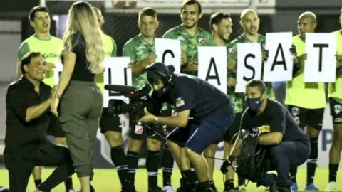 Video: DT de River Plate pidió matrimonio previo a goleada recibida