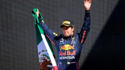 Checo Pérez y su esposa anunciaron que esperan a su tercer hijo