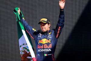 Checo Pérez y su esposa anunciaron que esperan a su tercer hijo