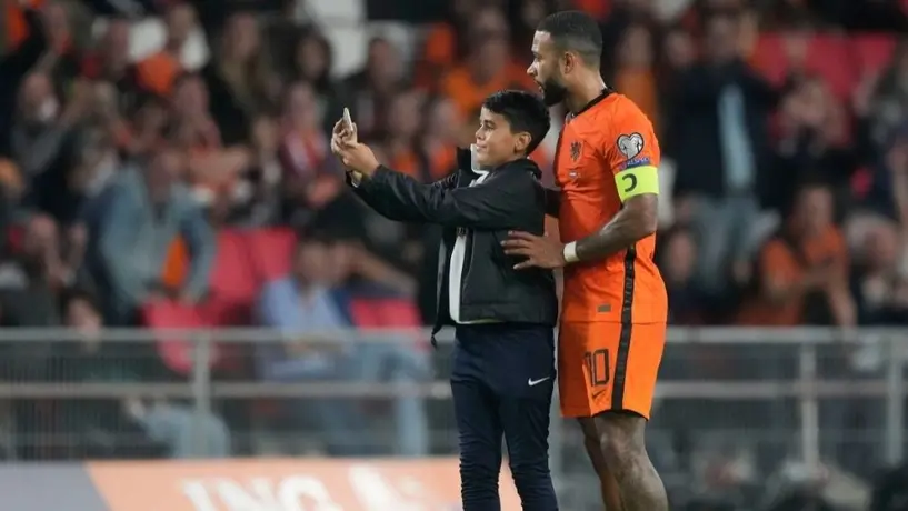 Video: Memphis Depay se tomó una selfie con un niño en pleno partido de Holanda