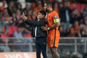 Video: Memphis Depay se tomó una selfie con un niño en pleno partido de Holanda