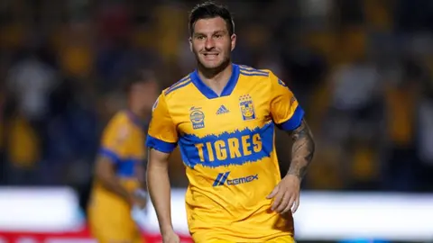 Ligue 1 y Marsella 'festejaron' 5 de mayo con emotivos videos de Gignac cantando