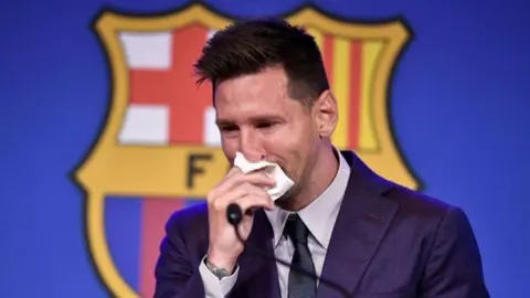 Messi: Pañuelo que usó en su despedida es subastado por un millón de dólares