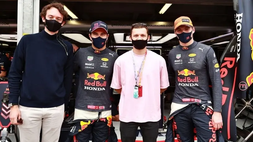 Checo Pérez: Tom Holland visitó a Red Bull Racing previo al GP de Mónaco