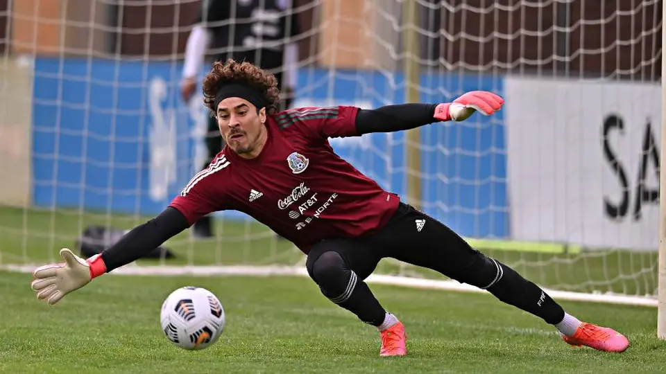 Memo Ochoa le regaló un Xbox a Luisito Comunica para 'hacer las paces'