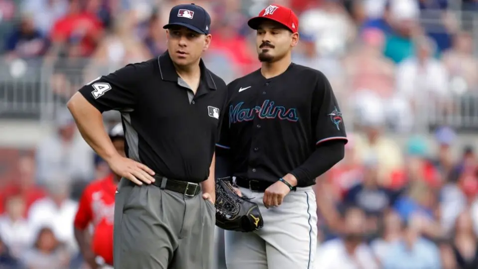 MLB: Pitcher Pablo López, expulsado en su primer lanzamiento por golpear a Ronald Acuña Jr.