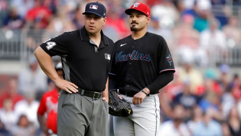 MLB: Pitcher Pablo López, expulsado en su primer lanzamiento por golpear a Ronald Acuña Jr.