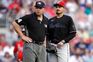 MLB: Pitcher Pablo López, expulsado en su primer lanzamiento por golpear a Ronald Acuña Jr.