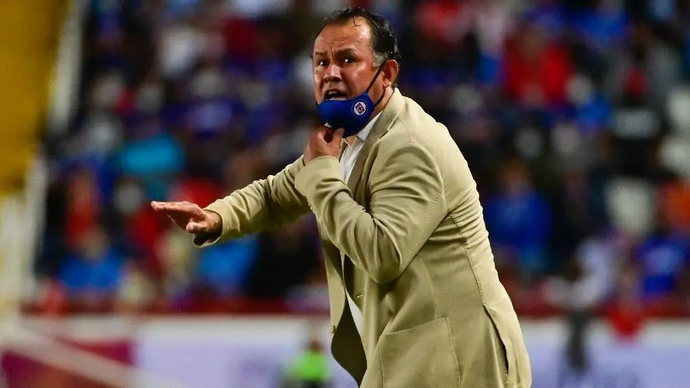 Juan Reynoso durante el partido contra Necaxa | IMAGO7