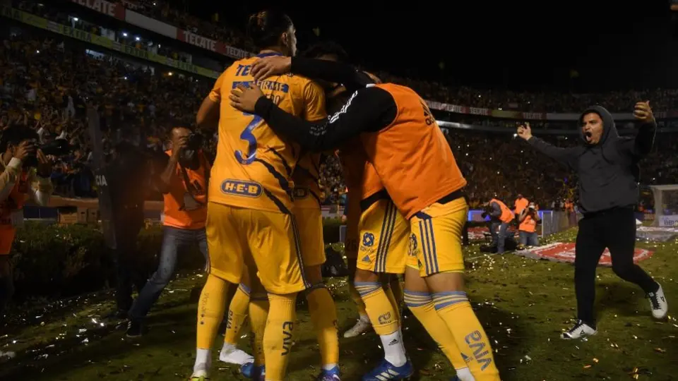 Tigres: Fanático invadió la cancha y festejó el segundo gol con los jugadores