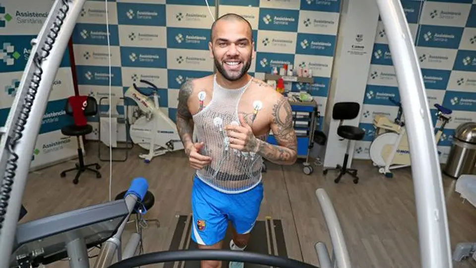 Barcelona: Dani Alves superó pruebas médicas y tendrá su primer entrenamiento con Xavi