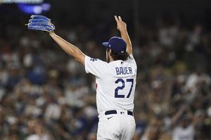 Trevor Bauer, puesto en licencia administrativa tras acusación de agresión