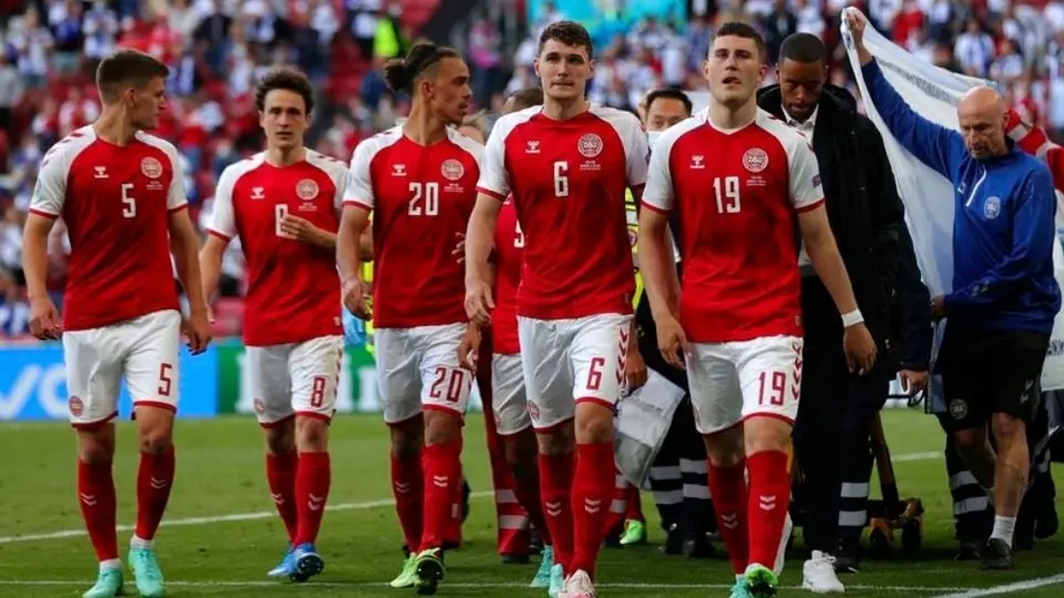 Eriksen: Jugadores daneses hablaron con su compañero antes de reanudar el partido