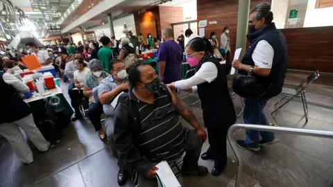 CDMX: Vacunación contra el Covid-19 en maestros y personas de 50 a 59 años iniciará la próxima semana