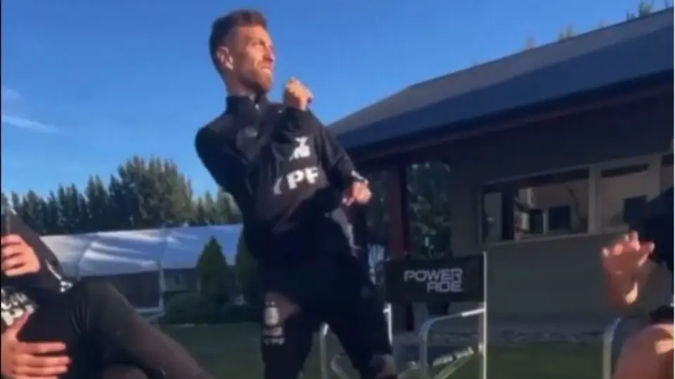 Papu Gómez dio un 'show' de baile para sus compañeros de Argentina