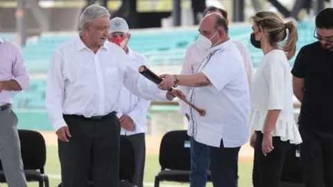 AMLO: Ponchado en la reinauguración de estadio de beisbol