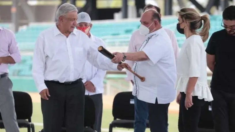 AMLO: Ponchado en la reinauguración de estadio de beisbol
