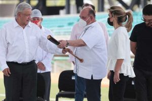 AMLO: Ponchado en la reinauguración de estadio de beisbol