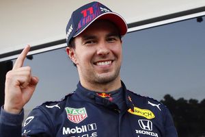 Video: Mamá de Checo Pérez bendice televisión al ver a su hijo ganar el GP de Azerbaiyán