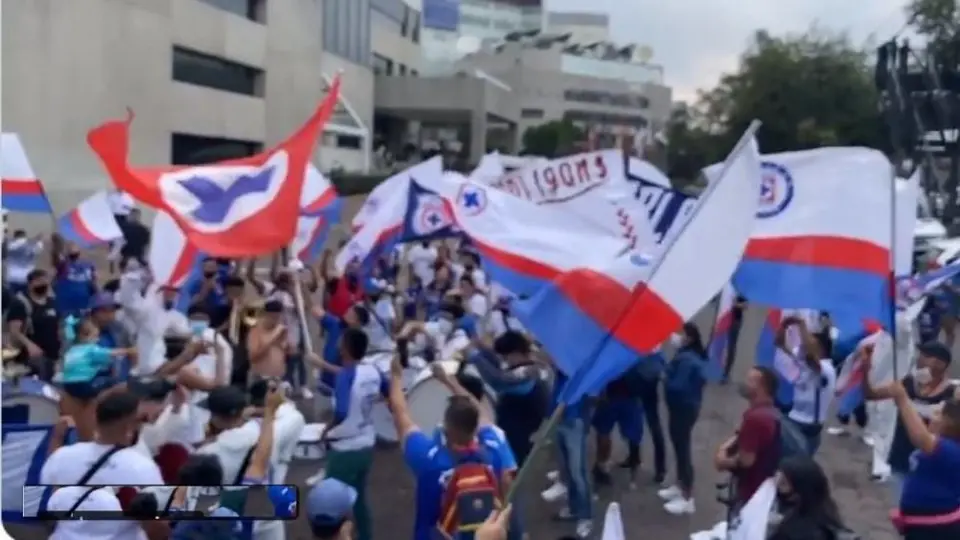 Cruz Azul: Aficionados celestes olvidaron la sana distancia para apoyar al equipo