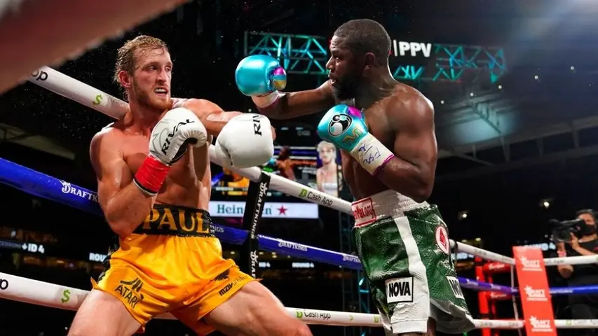 Floyd Mayweather se enfrentó a Logan Paul | AP