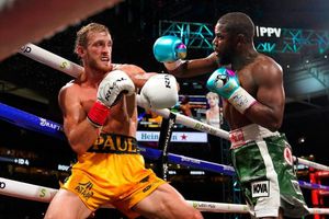 Floyd Mayweather volvió al ring, pero no pudo noquear a Logan Paul en pelea de exhibición