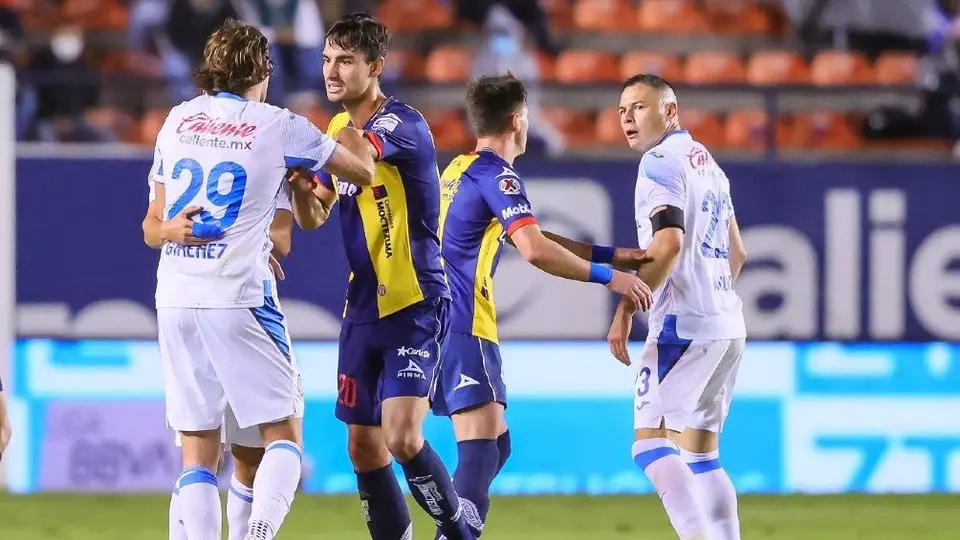 Cruz Azul: Pablo Aguilar se disculpó luego de reclamarle a Santi Giménez