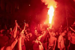 Videos: Festejos en Italia se salieron de control y provocaron accidentes y explosiones