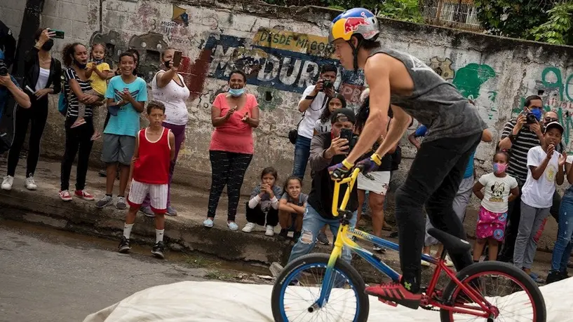 Medallista venezolano en Tokio 2020 ofreció exhibición de BMX freestyle en su país