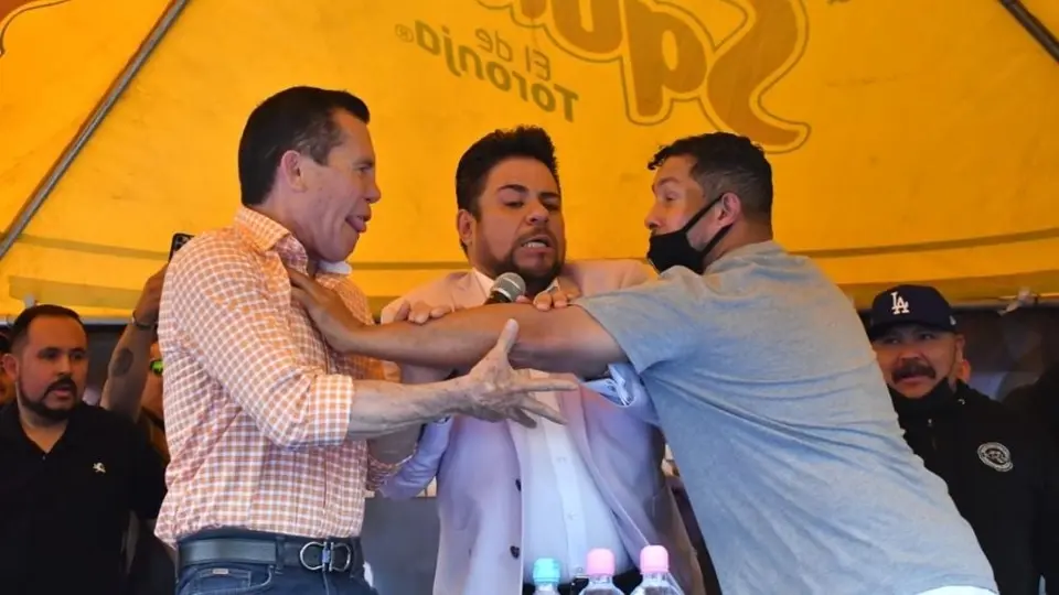Julio César Chávez y Macho Camacho Jr. a punto de llegar a los golpes en presentación