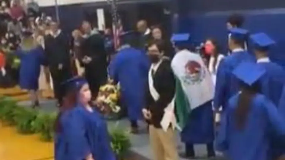 Video: Niegan diploma a alumno por portar bandera mexicana en su espalda