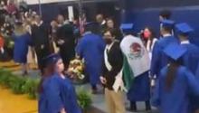 Video: Niegan diploma a alumno por portar bandera mexicana en su espalda
