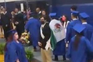 Video: Niegan diploma a alumno por portar bandera mexicana en su espalda