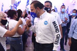 Marko Cortés cayó de un templete durante un evento de campaña en Nuevo León