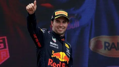 Video: Checo Pérez Jr. se 'apoderó' del monoplaza RB16B de su padre