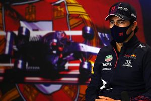 Checo Pérez sobre Helmut Marko: 'Estoy contento con él, siempre me dice lo que piensa'