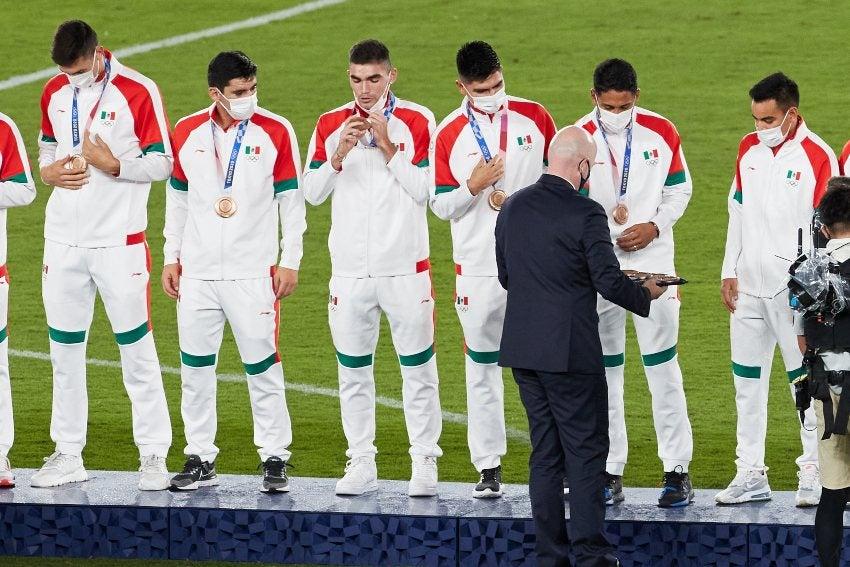 Selección Mexicana de futbol recibiendo su medalla de bronce en Tokio 2020